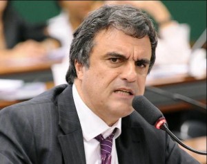 José Eduardo Cardozo De acordo com o ministro José Eduardo Cardozo, um conselho, formado por representantes do governo federal e da sociedade civil, vai coordenar a implementação da campanha no país