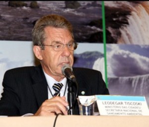 Leodegar Segundo o secretário nacional de Saneamento Ambiental, Leodegar Tiscoski, o percentual de tratamento de água, que hoje é 91%, deve passar para 100%, e o de tratamento de esgoto, que atualmente está em 35%, deverá chegar a 88%