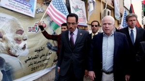 Mccain visita a Líbia Senador americano visita a Líbia em meio aos bombardeios