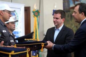 Policiais de Realengo O governador Sérgio Cabral, prefeito Eduardo Paes, na Solenidade de promoção por bravura dos policiais militares que atuaram na ocorrência policial da Escola Municipal Tasso da Silveira. Fotógrafo: Marino Azevedo
