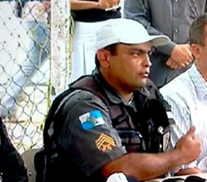 Polícia O Sargento Alves estava em um trabalho de auxílio ao Detro-RJ, quando foi abordado por crianças ferias, foi até a escola e baleou Wellington nas pernas
