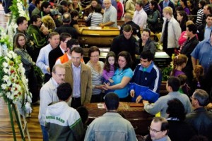 Governador Tarso Genro presta solidariedade aos familiares das pessoas soterradas no bairro Saibreira