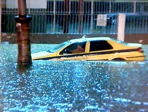 Rio02 Carros foram arrastados pelas águas