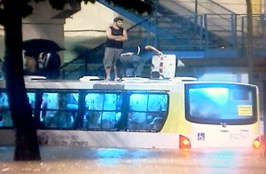 Rio03 Usuários saíram dos ônibus para se proteção no teto do veículo