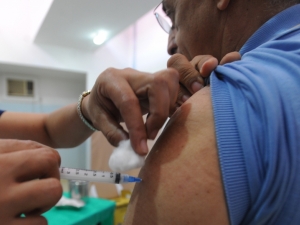Vacinação Idosos e crianças chegam cedo aos postos de saúde