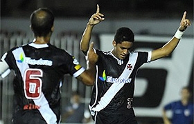 Vasco Romulo fez o gol de empate que deu ao Vasco a liderança do grupo