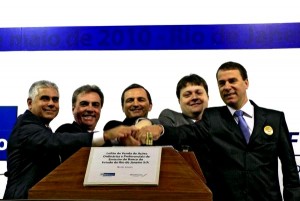 Berj Régis Fichtner, secretário da Casa Civil (ao centro), entre Renan Carmo e Anibal Cesar (à esq.), ambos do Bradesco, e Andre Demarco, leiloeiro (terno mais claro) e Wilson Reginaldo Martins, diretor do Bradesco - Foto: Marcelo Horn