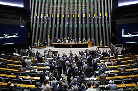 Plenário aprovou nesta terça-feira, por 399 votos a 18 e 1 abstenção, o regime de urgência para o Projeto de Lei 1876/99