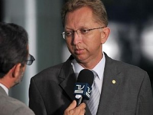 Deputado João Campos (PSDB-GO) O presidente da Frente Parlamentar Evangélica, deputado João Campos (PSDB-GO), disse que a bancada poderia propor uma ação na Justiça pedindo o recolhimento do material