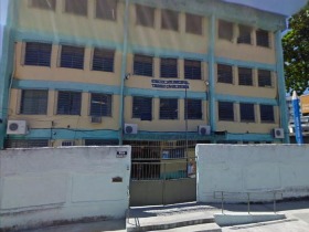 Escola Municipal Tasso da Silveira Boato de nova invasão deixam alunos da Escola Tasso da Silveira em pânico