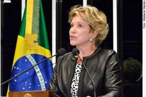 Marta Suplicy Aprovada pelos senadores, a matéria retornará à Câmara, uma vez que foi modificada por substitutivo da ex-senadora Fátima Cleide (PT-RO), que incluiu também a discriminação contra deficientes e idosos na Lei 7.716/89