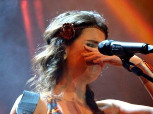 Paula Fernandes chora em Show na cidade de Itaperuna