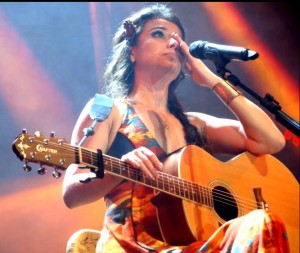 Paula Fernandes para de cantar e chora de emoção em Itaperuna