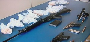 Policiais fizeram várias apreensões no Morro da Pedreira  