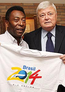 Pelé Pelé convidado para ser embaixador do país na promoção da Copa do Mundo de 2014