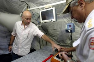 Secretário de Saúde, Sérgio Cortes, em visita ao posto de salvamento provisório - Foto: Rogério Santana