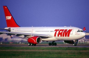 TAM Avião da TAM fez pouso forçado no Aeroporto Internacional Luís Eduardo Magalhães em Salvador