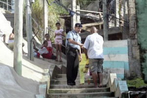 UPP São Carlos 02 Comandante da UPP São Carlos, Capitão Luiz Piedade, com moradores da Comunidade - Foto: Rogério Santana