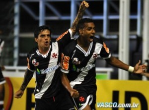 Vasco Elton finaliza de cabeça, aproveitando perfeito cruzamento de Fagner segurando a classificação do Vasco