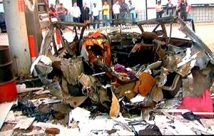 2011-06-03 19.46.09 O carro ficou totalmente destruído e parte dele ficou preso no teto do posto