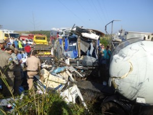 Acidente BR 101 Carreta desgovernada atravessou a pista e chocou com o ônibus - Foto: Daniele Santos / TV Record