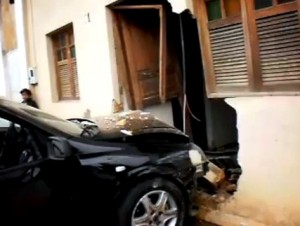 Acidente Miracema Veículo conduzido por aposentado invadiu residência em Miracema