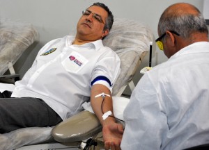 Alexandre Padilha O ministro da Saúde, Alexandre Padilha, doa sangue, no lançamento da Campanha Nacional de Incentivo à Doação Voluntária de Sangue