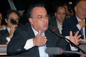 André Vargas Explicações de Palocci ajudariam governo a sair de crise política, diz secretário de Comunicação do PT