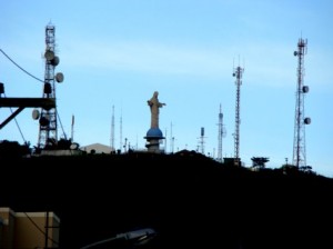 Antenas Radios Itaperuna Policiais Federais junto com fiscais da Agência Nacional de Telecomunicações (Anatel), apreenderam equipamentos e destruíram as antenas em Itaperuna