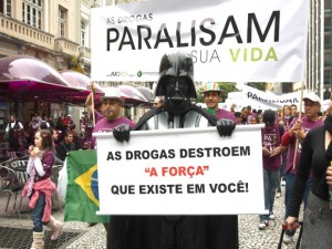 Anti Drogas Manifestantes reúnem centenas de pessoas contra as drogas