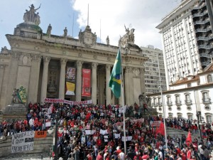 Bombeiros 2 Bombeiros ocuparam as escadarias da ALERJ pedindo anistia