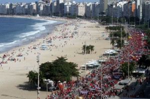 Bombeiros em Copacabana 02 Milhares de pessoas superlotaram a Orla de Copacabana neste domingo (12/06)