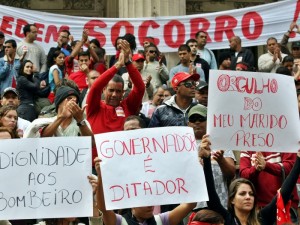 Bombeiros01 Bombeiros e familiares manifestam em frente a Alerj