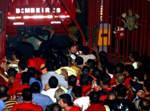 Bombeiros02 Bombeiros invadiram o Quartel-Central após arrebentarem o portão principal da unidade
