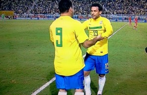 Brasil e Romênia 03 Pela última vez Ronaldo entra em campo com a camisa da seleção brasileira