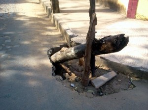 Buraco 01 Buraco aberto por mais de dois meses na rua do diretor de trânsito de Itaperuna demonstra o descaso da Prefeitura com a coisa pública e com a segurança