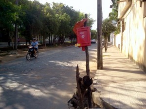 Buraco 02 O próprio morador vendo o problema colocou a sinalização no local