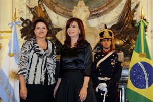 Dilma e Cristina Dilma e Cristina reforçando o interesse do Mercosul no Paraguai
