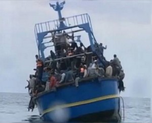 Embarcação Líbia02 Líbios estão fugindo por terra ou pelo mar enfrentando o perigo de naufrágio