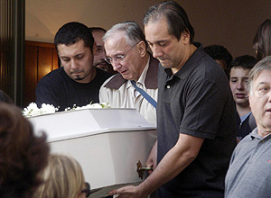 Enterro de Gabriel Bruno Gouveia acompanhando o cortejo do corpo do filho Gabriel até o sepultamento