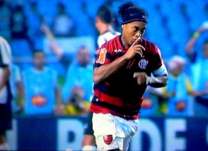 Flamengo 01 Ronaldinho marca o gol que iniciou a goleada do Flamengo sobre o Atlético-MG