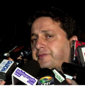 Garotinho02 Carro do Deputado Garotinho foi atingido por disparos