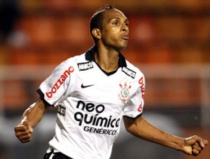 Liedson O "Chaveirinho" marcou três vezes na goleada em cima do São Paulo