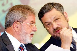 Lula e Palocci Luiz Inácio Lula da Silva, evitou comentar a situação do ministro-chefe da Casa Civil, Antonio Palocci