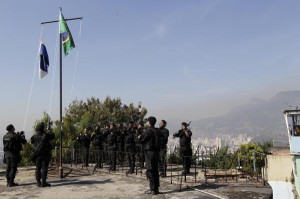Mangueira 01 Uma bandeira do Brasil foi hasteada na localidade conhecida como Caixa D'água, no Morro do Telégrafos - Foto: Marino Azevedo