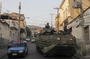Mangueira 02 Blindados deram auxílio aos policiais que invadiram a Comunidade da Mangueira - Foto: Marino Azevedo