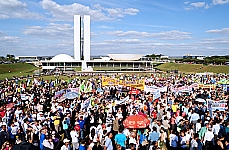 Marcha da Família Manifestantes ligados a movimentos religiosos também querem a rejeição de projeto que criminaliza a homofobia