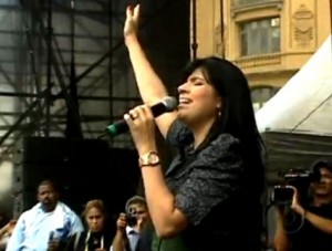 Marcha02 A cantora Fernanda Brum participou do evento da Marcha para Jesus com suas belas canções