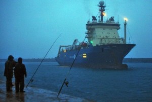Navio com vítimas do Voo 447 Navio com vítimas do Voo 447 chega em Paris