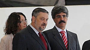 Palocci e Luiz Sérgio Como Palocci o ministro de Relações Institucionais, Luiz Sérgio, deixou a pasta, mas foi designado para a Pesca e Aquicultura.